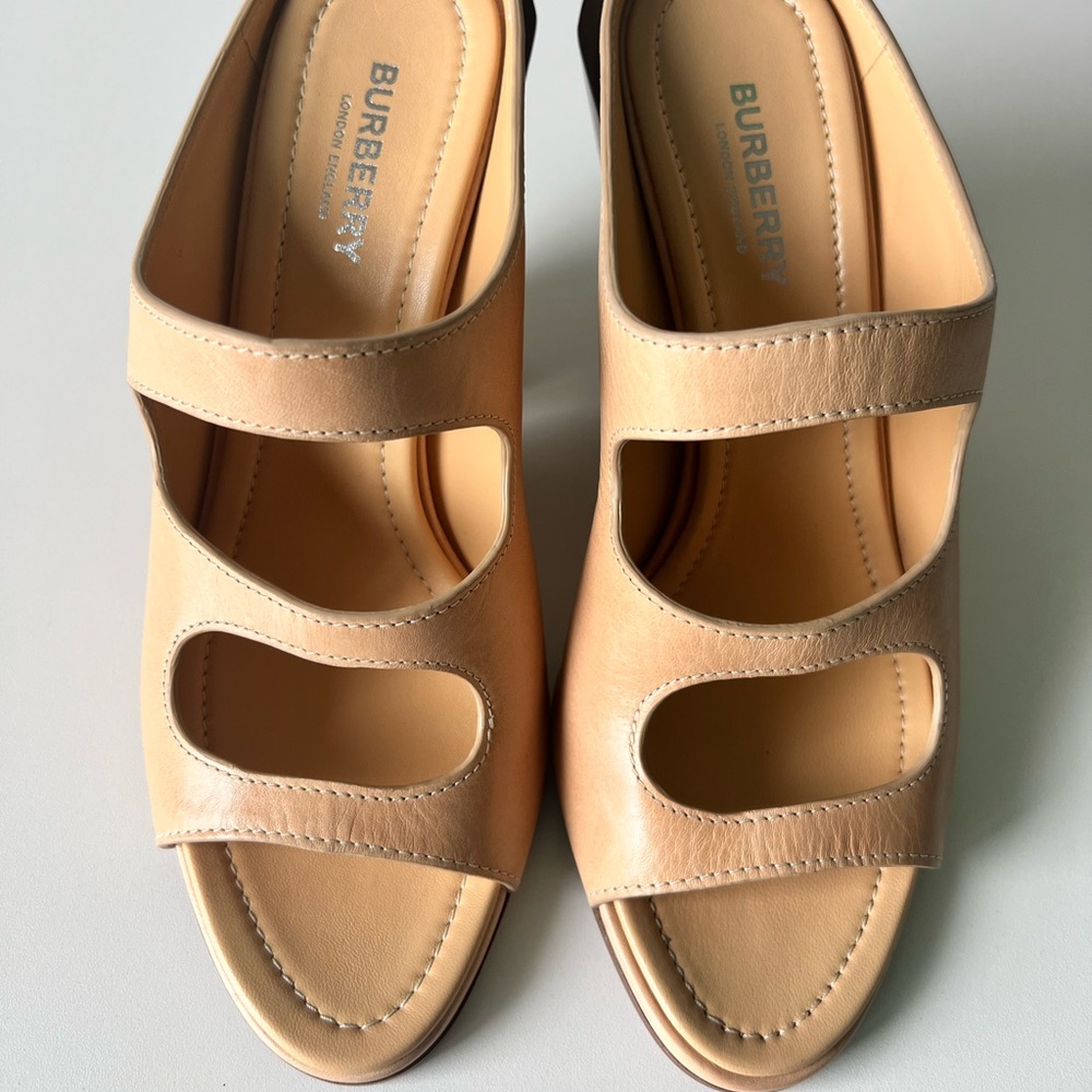 Burberry Cut-out Detail Leather Mules - Picture 2 of 14